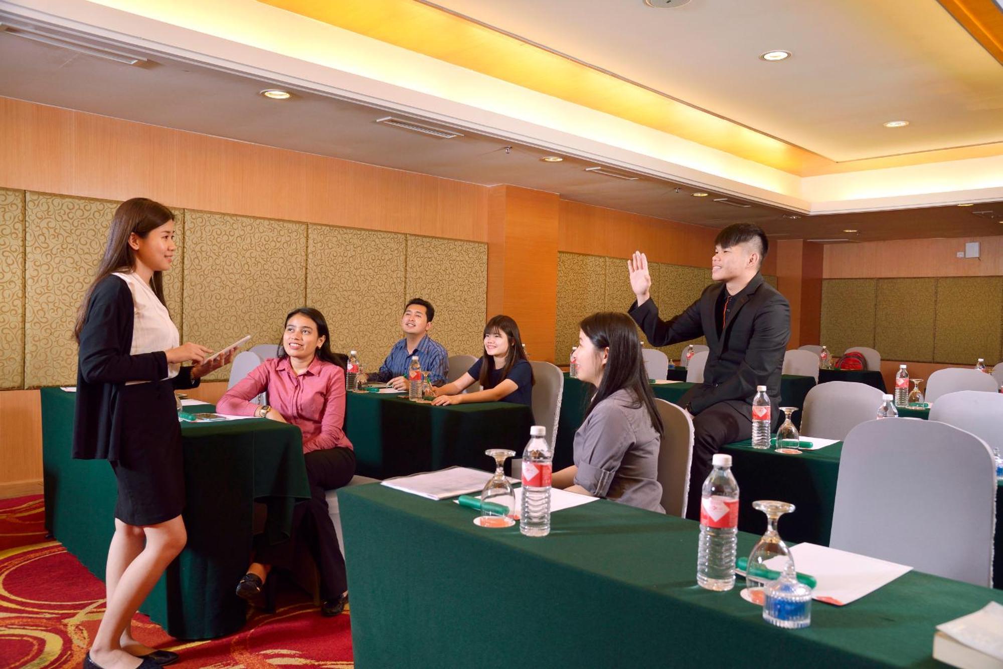 แกรนด์ เลซิส พอร์ท ดิคสัน Hotel พอร์ตดิ๊กสัน ภายนอก รูปภาพ A meeting in progress