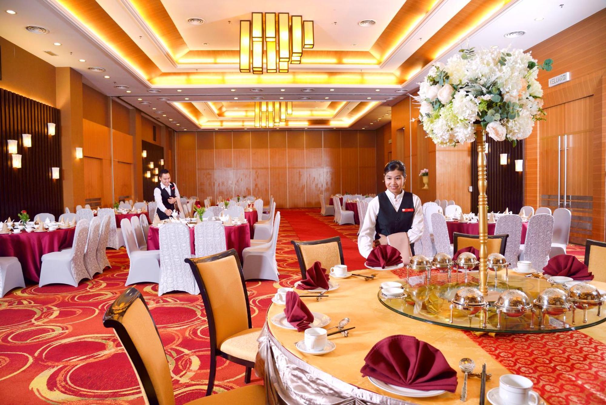 แกรนด์ เลซิส พอร์ท ดิคสัน Hotel พอร์ตดิ๊กสัน ภายนอก รูปภาพ A banquet hall
