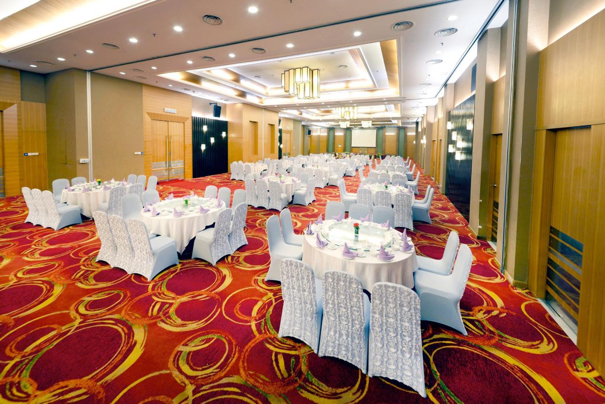 แกรนด์ เลซิส พอร์ท ดิคสัน Hotel พอร์ตดิ๊กสัน ภายนอก รูปภาพ The ballroom of the hotel