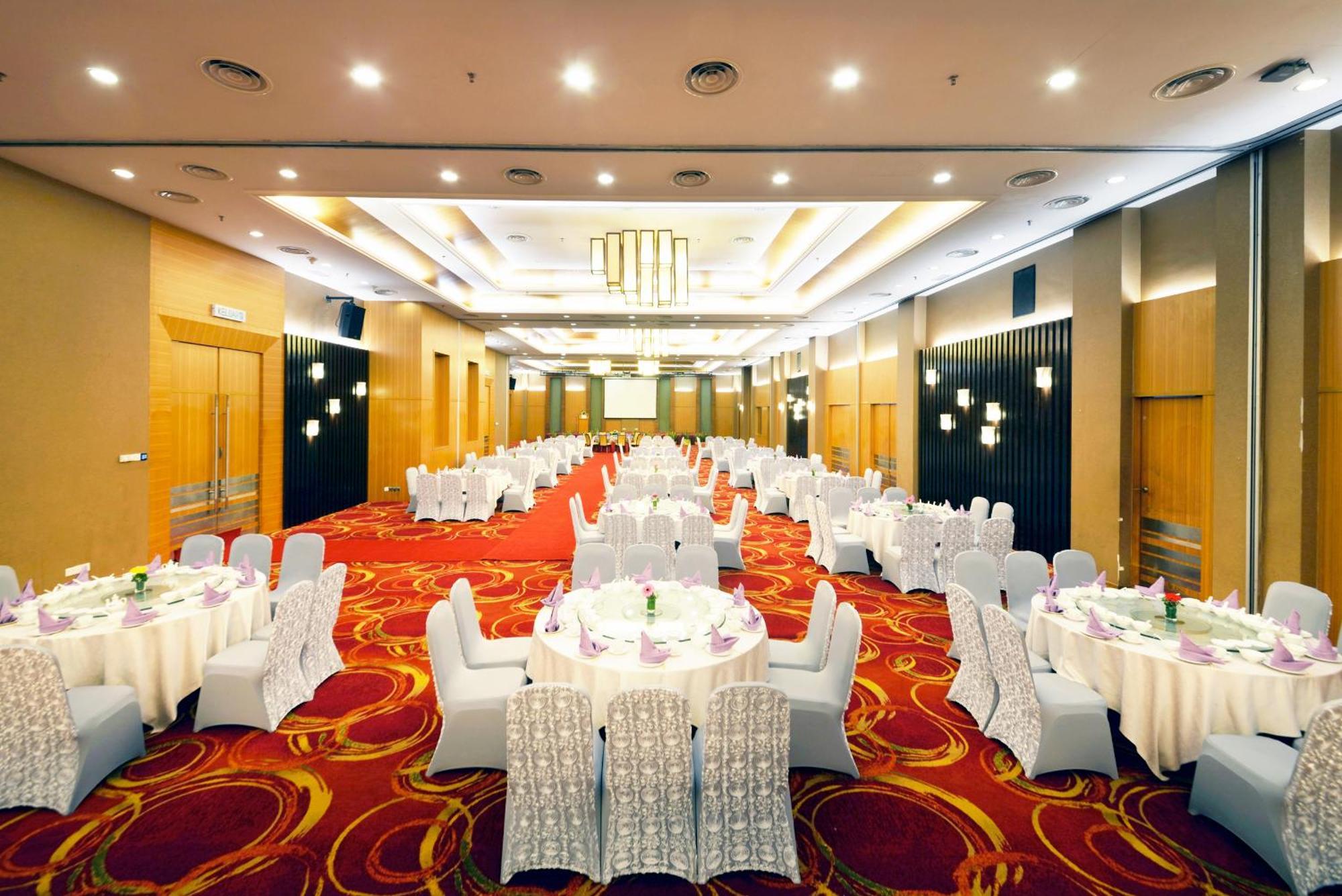 แกรนด์ เลซิส พอร์ท ดิคสัน Hotel พอร์ตดิ๊กสัน ภายนอก รูปภาพ The ballroom