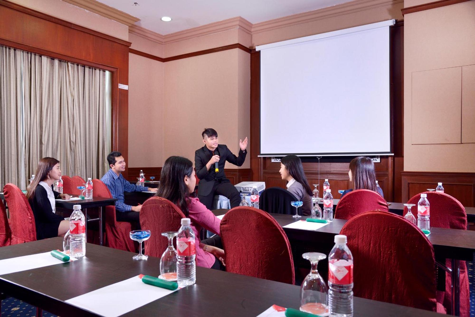 แกรนด์ เลซิส พอร์ท ดิคสัน Hotel พอร์ตดิ๊กสัน ภายนอก รูปภาพ A meeting in progress