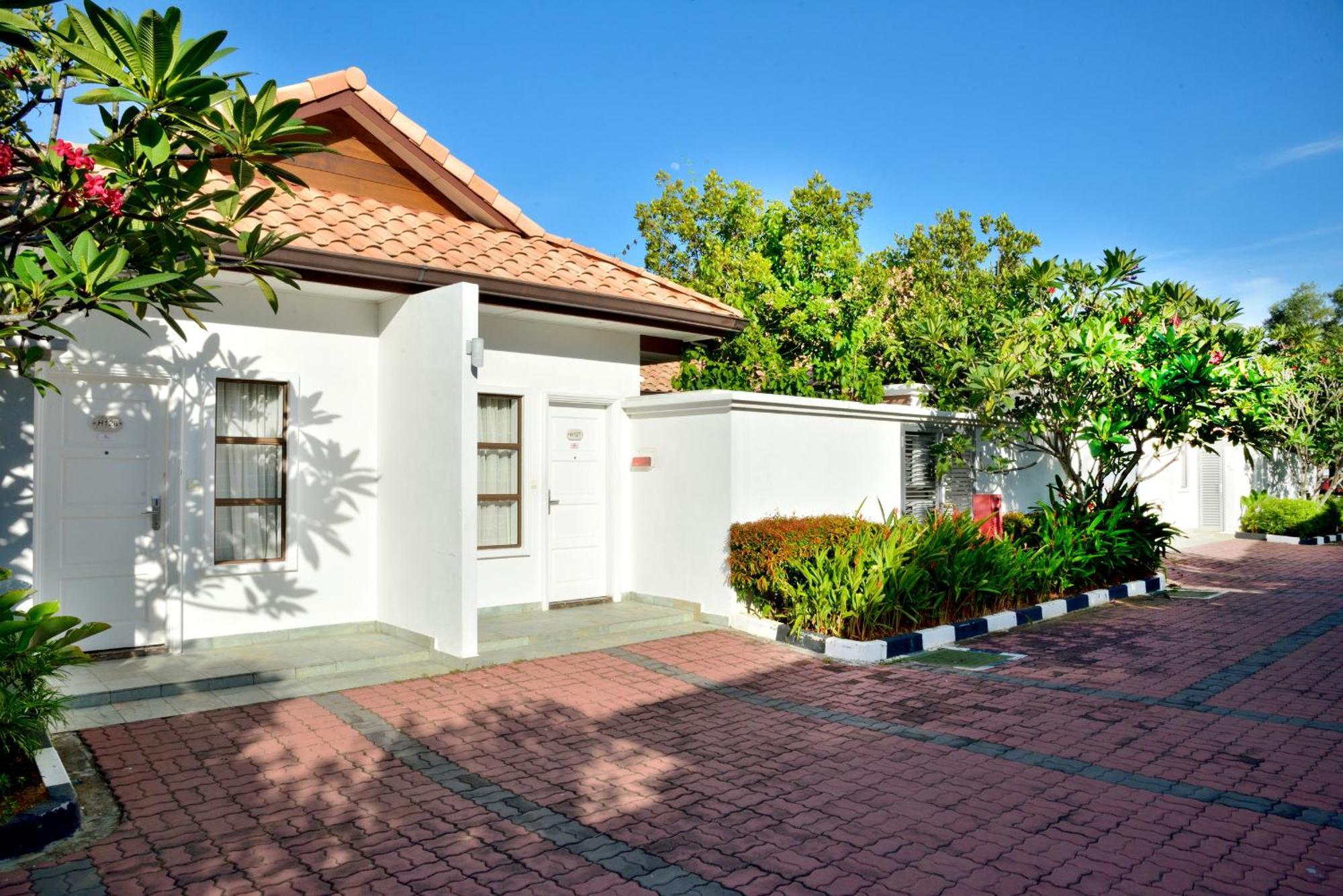 แกรนด์ เลซิส พอร์ท ดิคสัน Hotel พอร์ตดิ๊กสัน ภายนอก รูปภาพ A typical house in the village