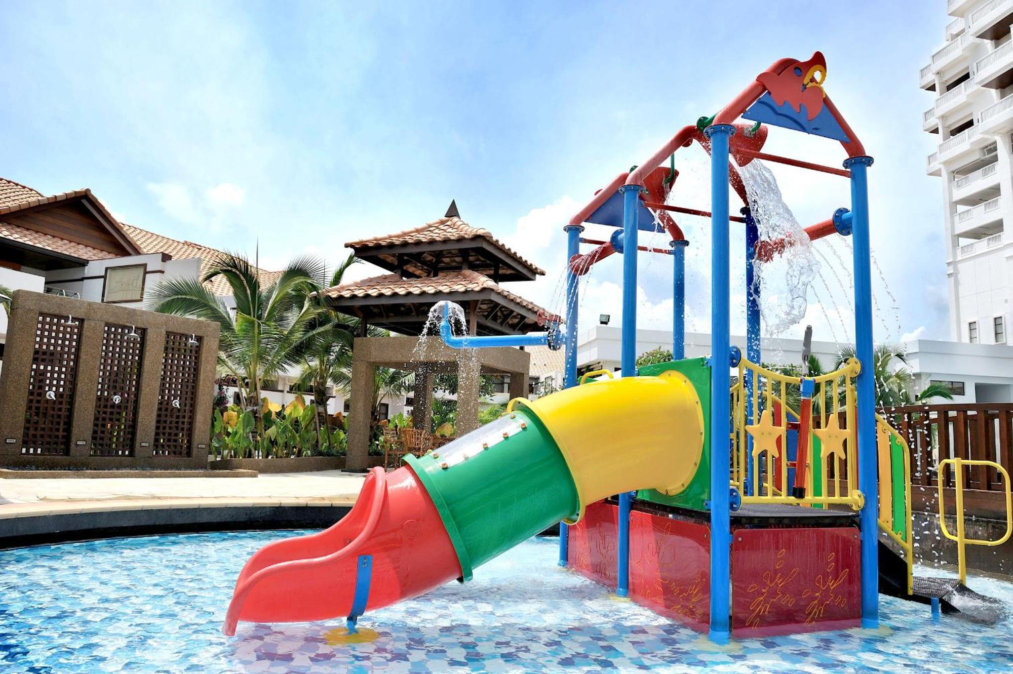 แกรนด์ เลซิส พอร์ท ดิคสัน Hotel พอร์ตดิ๊กสัน ภายนอก รูปภาพ A water slide
