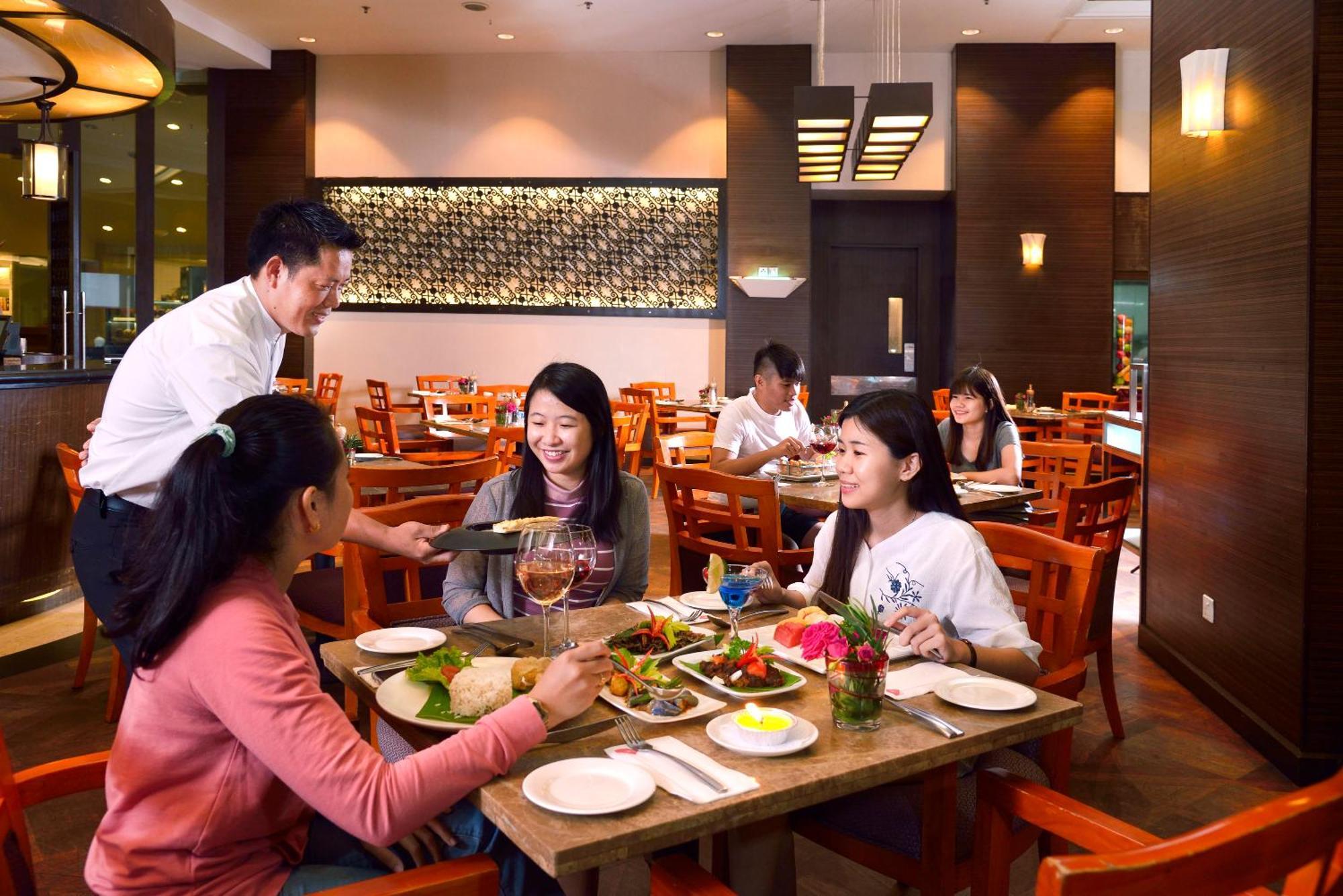 แกรนด์ เลซิส พอร์ท ดิคสัน Hotel พอร์ตดิ๊กสัน ภายนอก รูปภาพ A restaurant in Malaysia