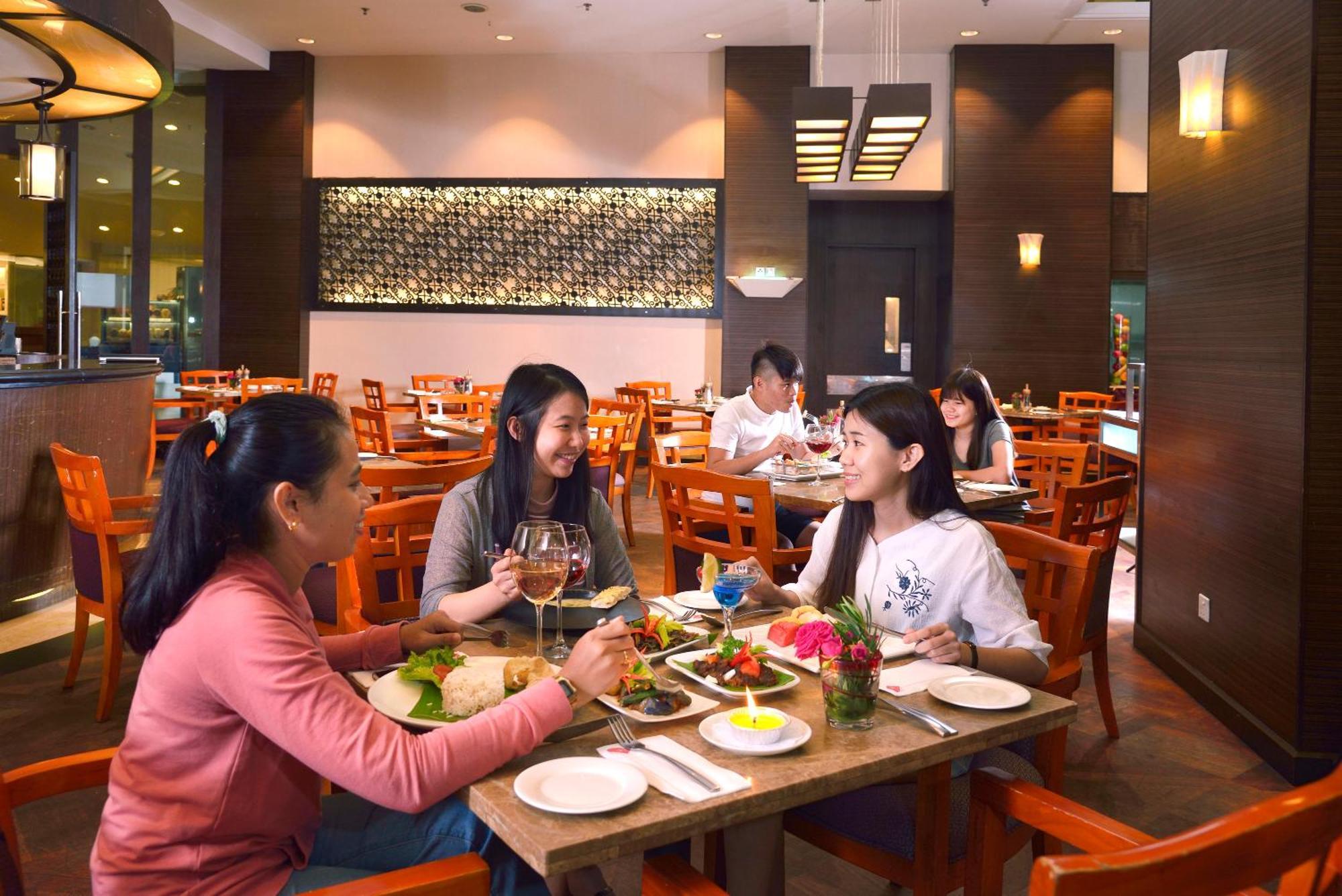 แกรนด์ เลซิส พอร์ท ดิคสัน Hotel พอร์ตดิ๊กสัน ภายนอก รูปภาพ A restaurant in Vietnam