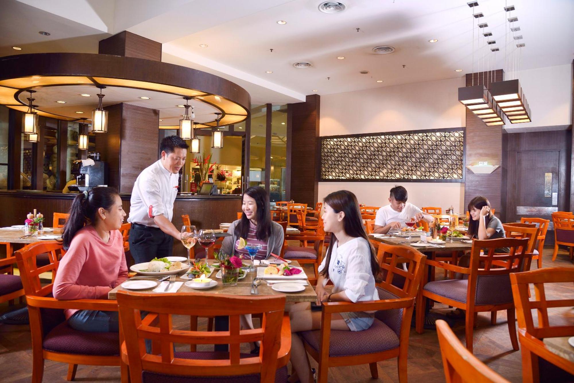 แกรนด์ เลซิส พอร์ท ดิคสัน Hotel พอร์ตดิ๊กสัน ภายนอก รูปภาพ A restaurant in a hotel