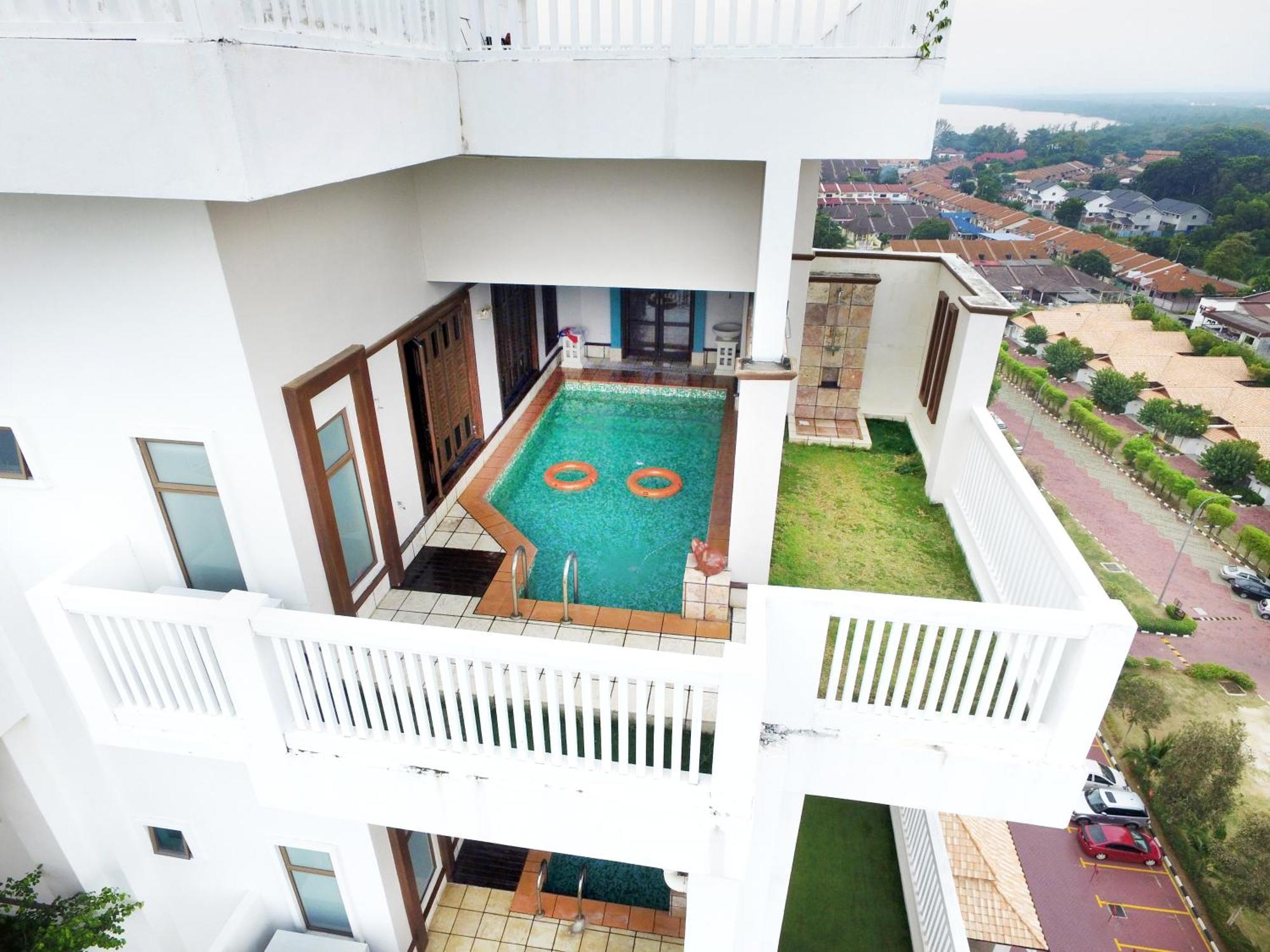 แกรนด์ เลซิส พอร์ท ดิคสัน Hotel พอร์ตดิ๊กสัน ภายนอก รูปภาพ A private pool at a condominium in Malaysia