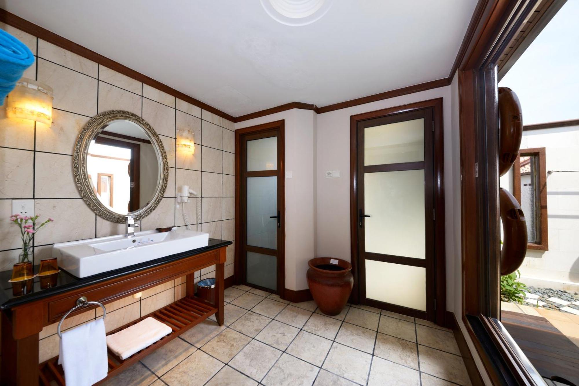 แกรนด์ เลซิส พอร์ท ดิคสัน Hotel พอร์ตดิ๊กสัน ภายนอก รูปภาพ Bathroom